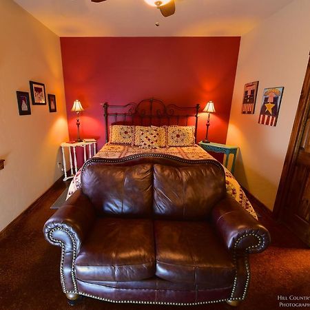 Lazy T Bed And Breakfast Фредеріксбург Екстер'єр фото