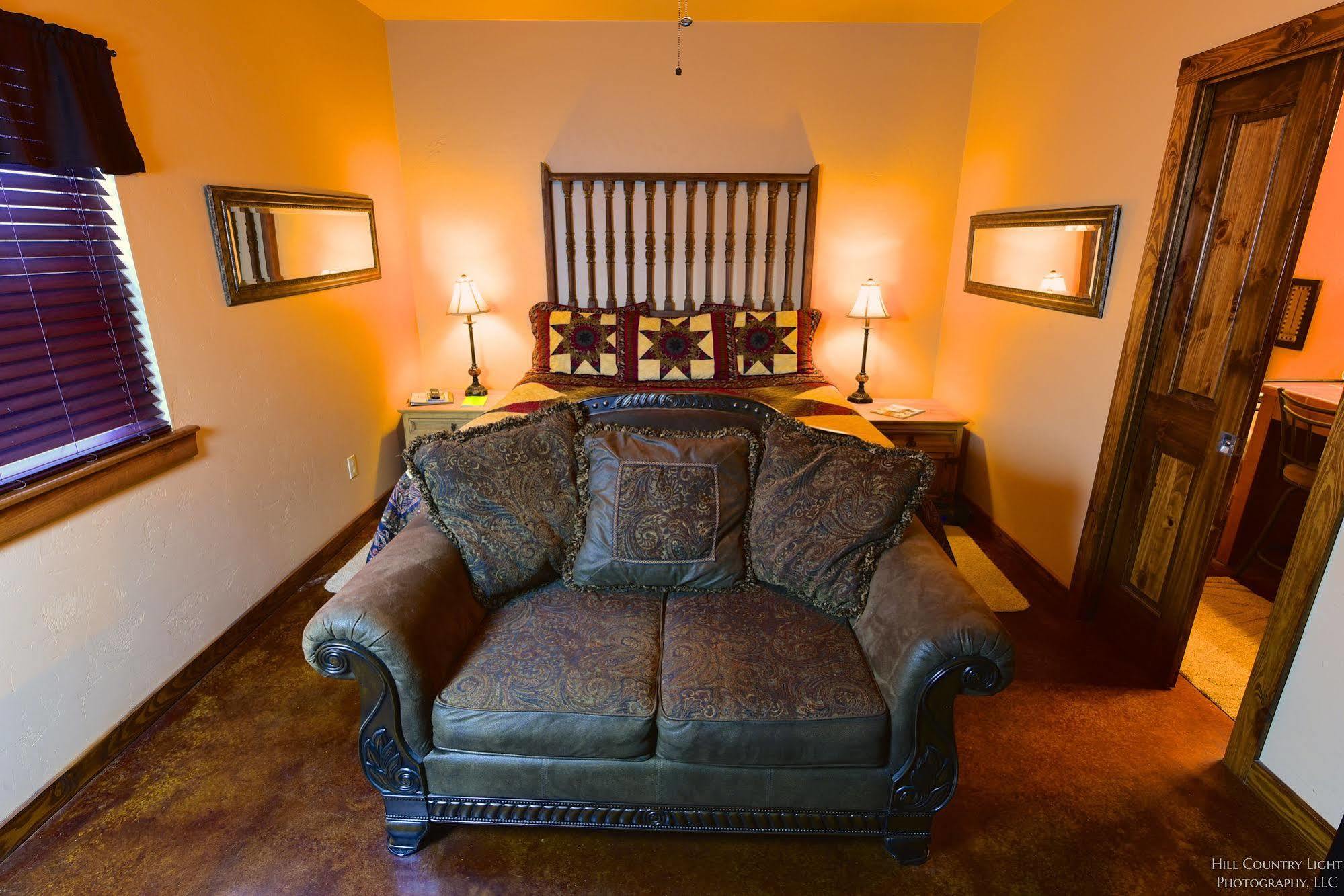 Lazy T Bed And Breakfast Фредеріксбург Екстер'єр фото